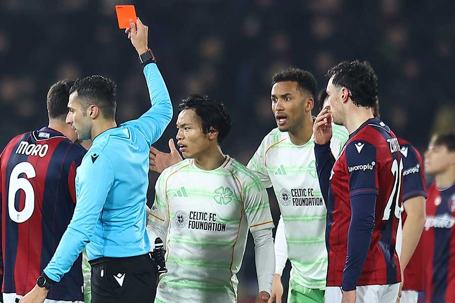 前半34分に2枚目のイエローカードを受けて退場となったセルティックの旗手怜央【写真：REX/アフロ】