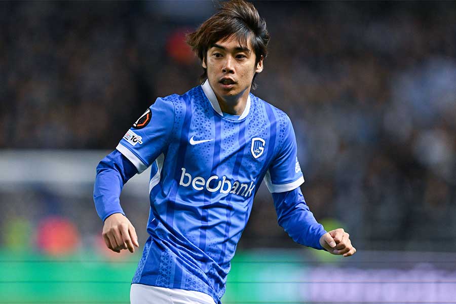 ヘンクの伊東純也【写真：アフロ】