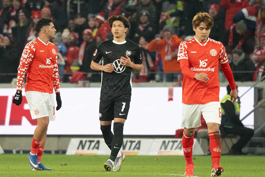 塩貝健人（中央）と佐野海舟（右）の日本人対決が実現【写真：菅原敬太】