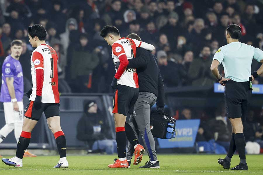 スタッフに肩を担がれピッチを後にする渡辺剛【写真:ANP Photo/アフロ】