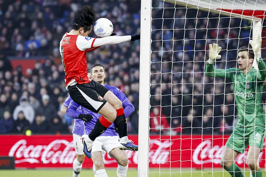 ヘディングでゴールネットを揺らした上田綺世【写真:ANP Photo/アフロ】