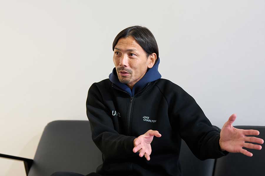 ブラジルでの苦しい日々が、サッカー選手としての土台になったという【写真:近藤俊哉】