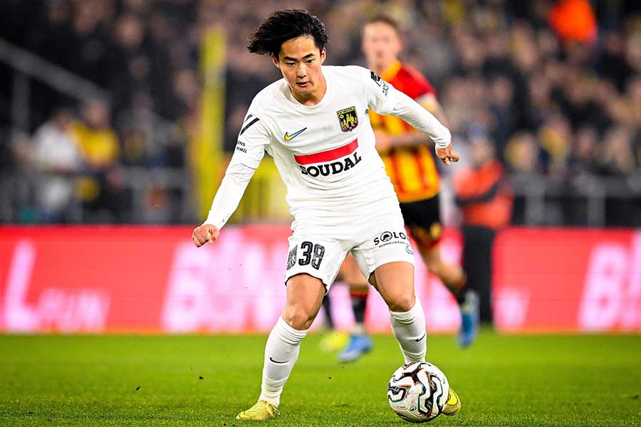 先制点をアシストしたKVCウェステルローの齋藤俊輔【写真：PsnewZ/アフロ】