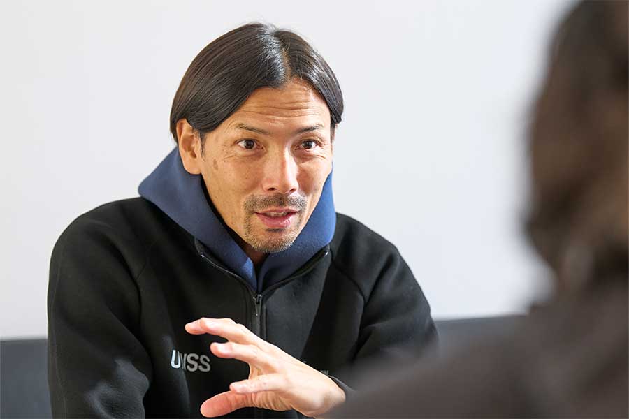 日本を救うゴールを決めた後、鈴木隆行氏の中に去来する想いがあった【写真：近藤俊哉】