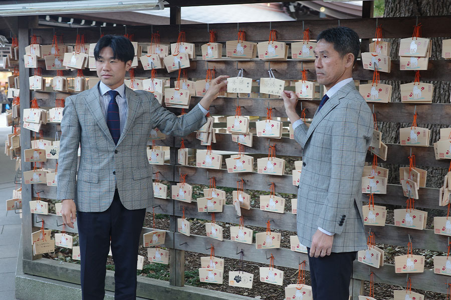 （左から）常盤亨太と松橋力蔵監督が絵馬に今季の決意を記した【写真：FOOTBALL ZONE編集部】