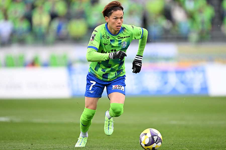 左膝半月板損傷と診断された小野瀬康介【写真：徳原隆元】