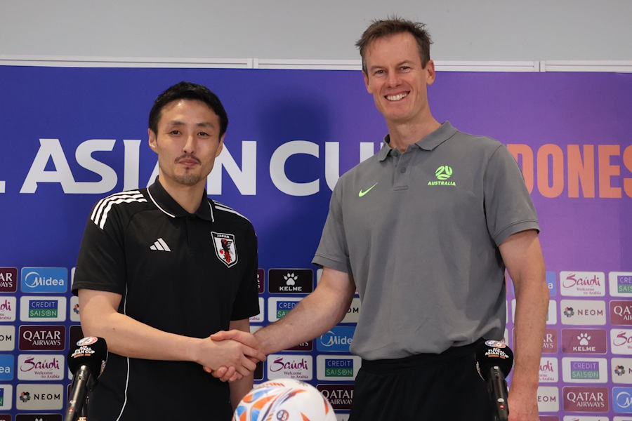 日本の高橋健介監督とマイルズ・ダウニー監督【写真：河合 拓】