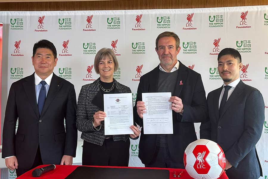 調印式に出席した（左から）川崎市長・福田紀彦、駐日英国大使・ジュリア・ロングボトム、リバプールFC財団CEO・マット・パリッシュ、日本財団シニア・プログラム・ディレクター 梅村岳大【写真：石川 遼】