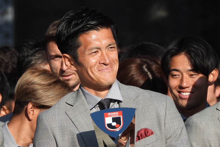 子どもの声援に応える鹿島・植田直通【写真：FOOTBALL ZONE編集部】