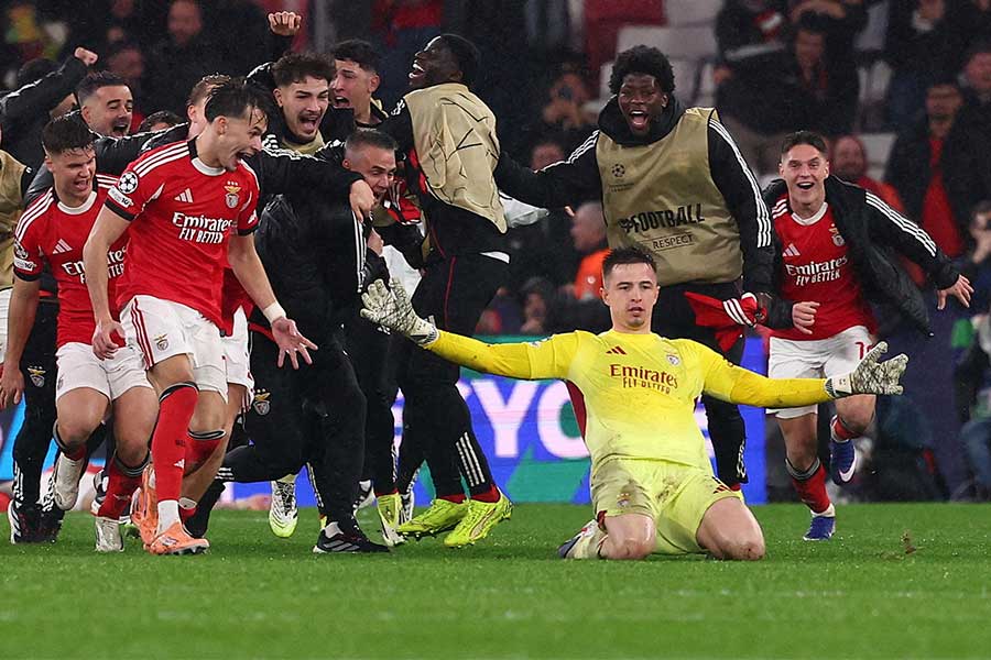 ベンフィカGKアナトリー・トルビンが衝撃ゴール【写真：ロイター】