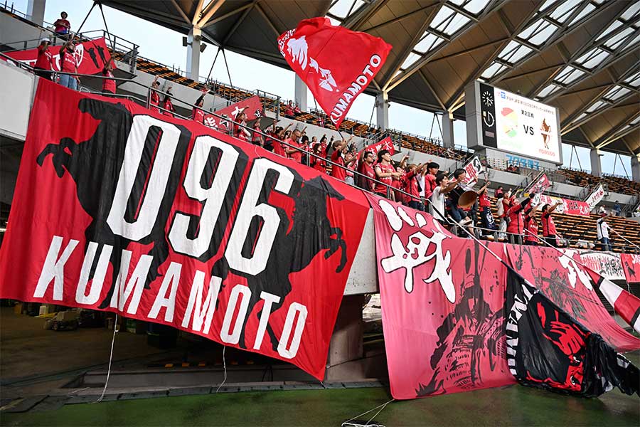 ロアッソ熊本の新ユニフォームに注目【写真：徳原隆元】