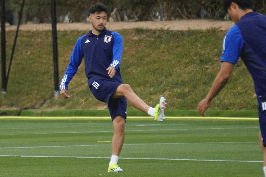 バーレーン戦に挑む菅原由勢【写真:FOOTBALL ZONE編集部】