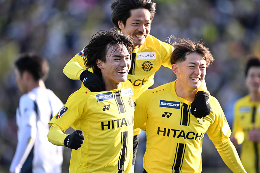 決勝ゴールを決めた久保藤次郎(写真左)【写真:徳原隆元】