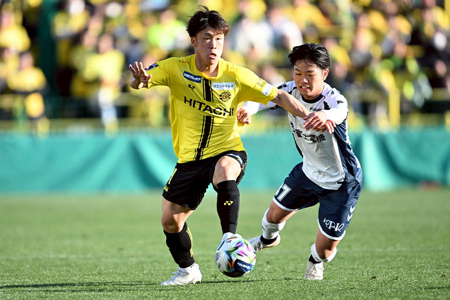 ボランチでスタメン出場した小西雄大【写真:徳原隆元】