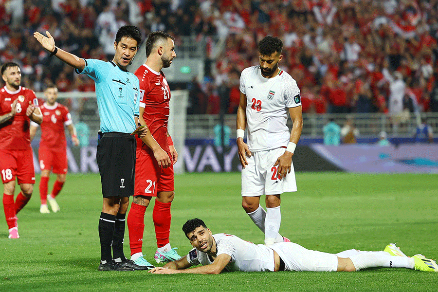 メフディ・タレミが2枚目のイエローカードを受けて退場【写真：ロイター】