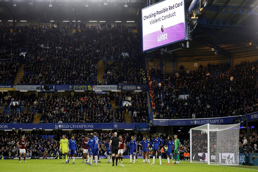 チェルシーとウェストハムのロンドンダービーで大乱闘【写真：ロイター】