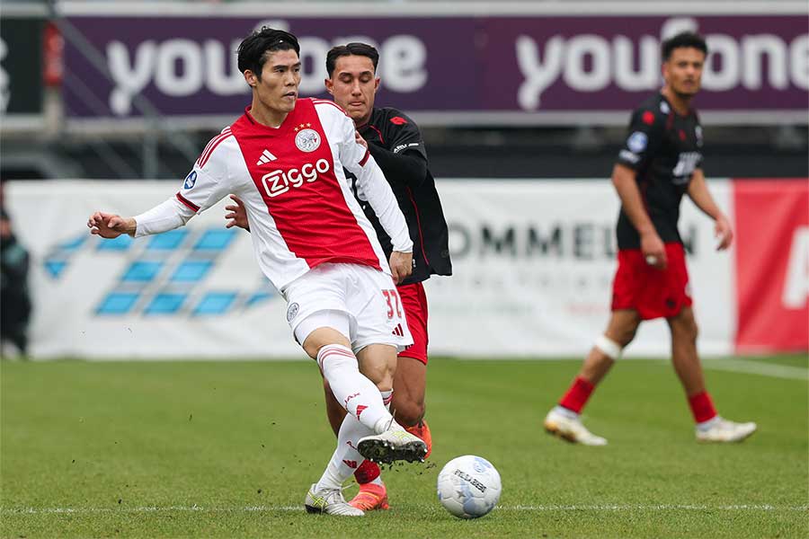 アヤックスの冨安健洋が実践復帰【写真：アフロ】