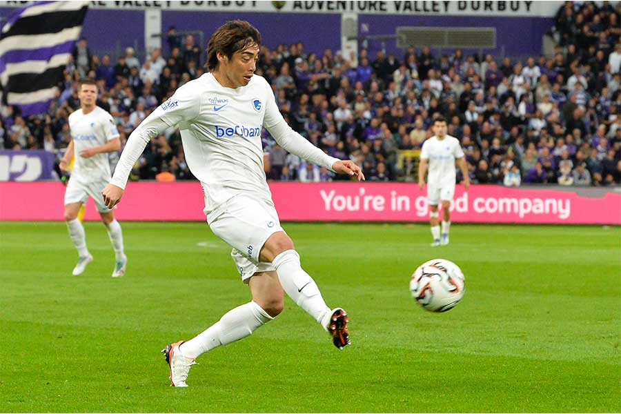 ヘンクの伊東純也が先制点を演出【写真：Belga Image/アフロ】