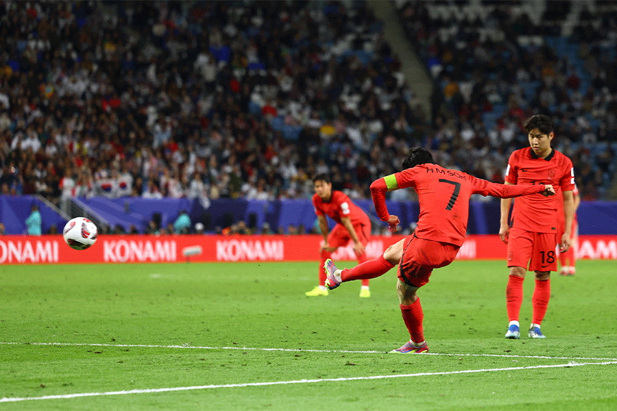 ソン・フンミンの直接FKが炸裂【写真：ロイター】