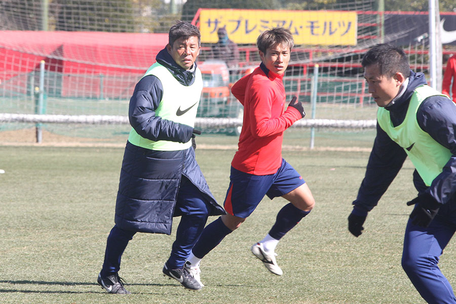 選手に交じってトレーニングに加わった鬼木達監督【写真：FOOTBALL ZONE編集部】