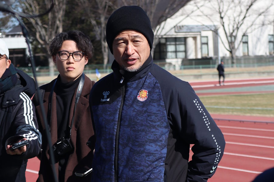 練習後、記者たちの質問にこたえるJ3福島のFWカズ【写真：荻島弘一】