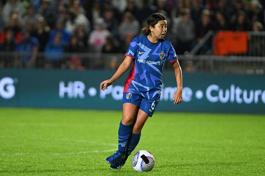 ユタ・ロイヤルズの三浦成美が長谷川唯チャレンジ（ノースカロライナ・カレッジ所属時）【写真：USA TODAY Sports/ロイター/アフロ】