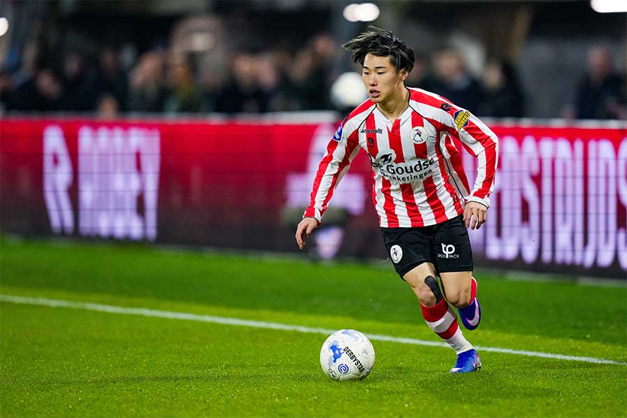 スパルタ・ロッテルダムの三戸舜介が月間ベストイレブンに【写真：アフロ】