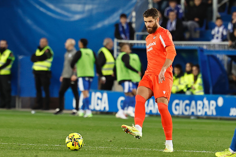 ドウイェ・チャレタ＝カーがまさかのファールでPK献上【写真：ムツ・カワモリ/アフロ】