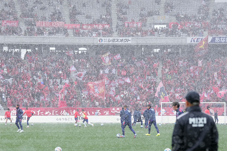 味の素スタジアムにも雪が降りしきった【写真：増田美咲】