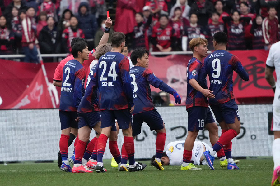 三竿健斗が前半のうちにDOGSOで一発退場となった【写真：増田美咲】