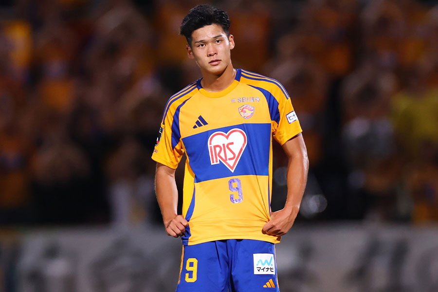 デビュー戦で芸術的なループ弾を沈めた仙台FW古屋歩夢