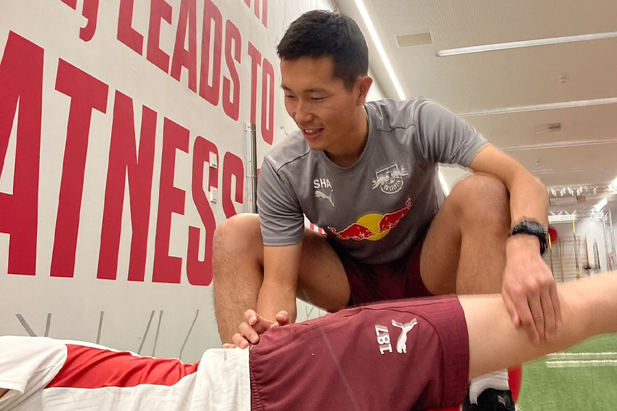 ライプツィヒの育成年代のフィジカルトレーニングを指導する荒岡修帆