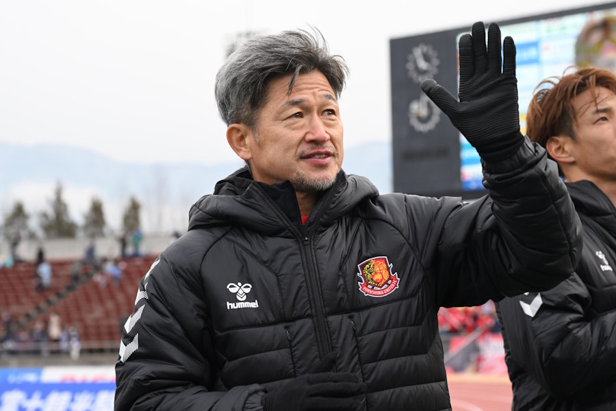 三浦知良が開幕戦に先発出場して前半20分までプレー【写真：徳原隆元】