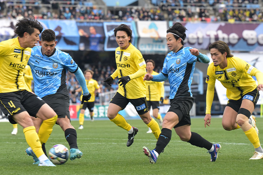 川崎と柏の一戦は今年も撃ち合いに【写真：Getty Images】