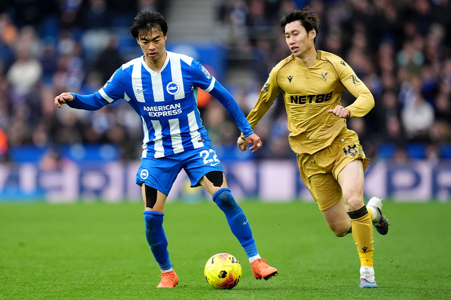 三笘薫と鎌田大地がマッチアップ【写真：PA Images/アフロ】