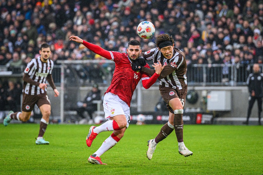 シュツットガルト戦に出場したザンクト・パウリの安藤智哉（右）【写真：ロイター/アフロ】