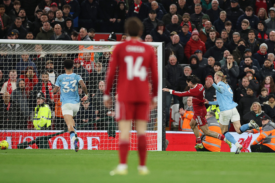 ハーランドがソボスライを倒して1発退場に【写真：ロイター/アフロ】