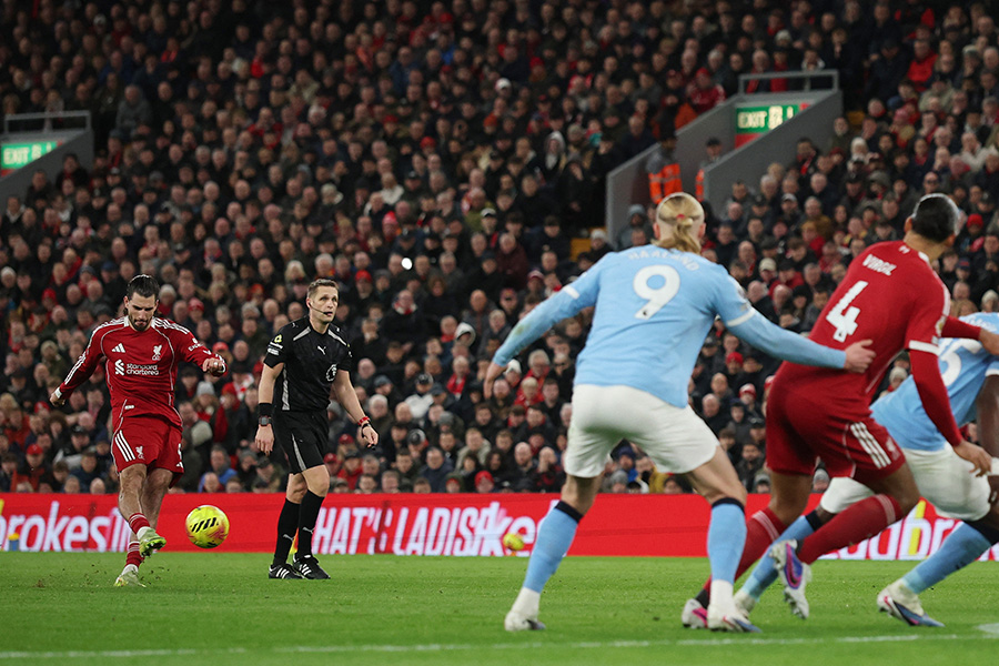リバプールのドミニク・ソボスライ（左）【写真：ロイター/アフロ】