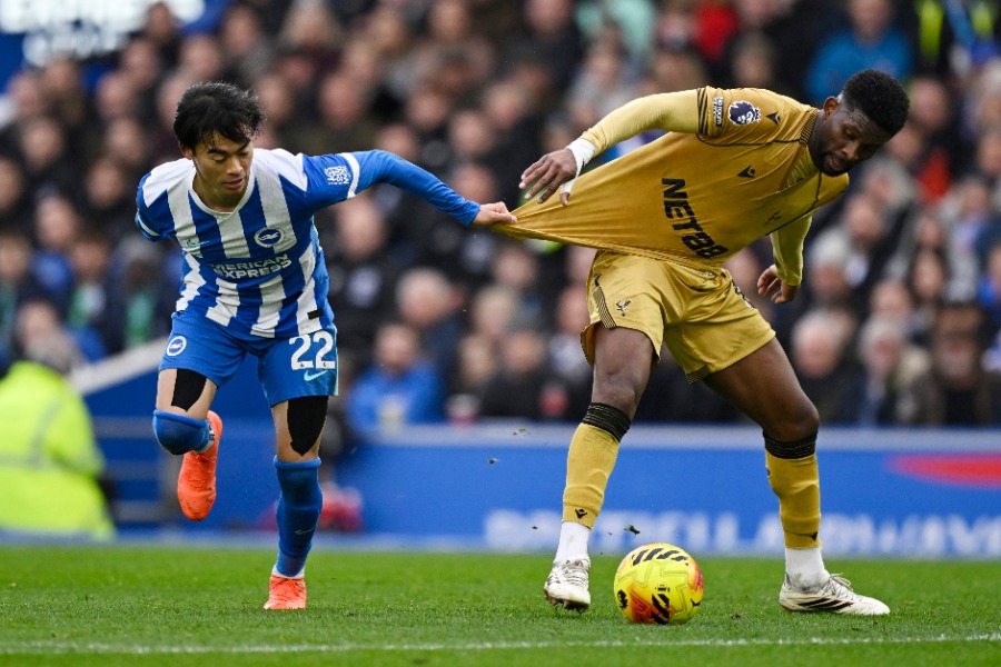クリスタル・パレス戦に先発出場した三笘薫（写真左）【写真：ロイター】