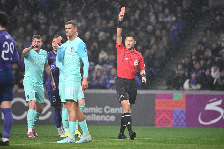 ホナタン・シルバが一発レッドで退場となった【写真：AFC】