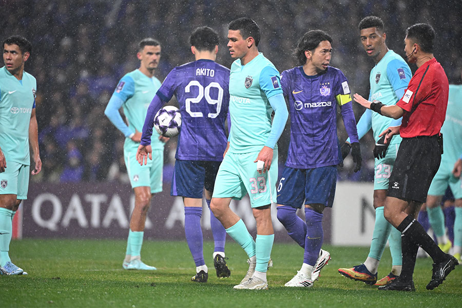 ジョナサン・シルバが一発退場【写真：AFC】