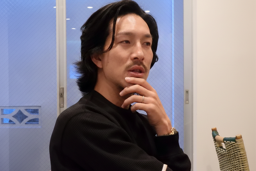 インタビューに応じたタンピネス・ローヴァーズの小林祐希【写真：FOOTBALL ZONE編集部】