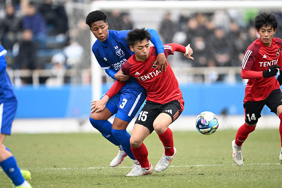 高校選抜のCBとして出場したメンディー・サイモン友（3番）【写真：徳原隆元】