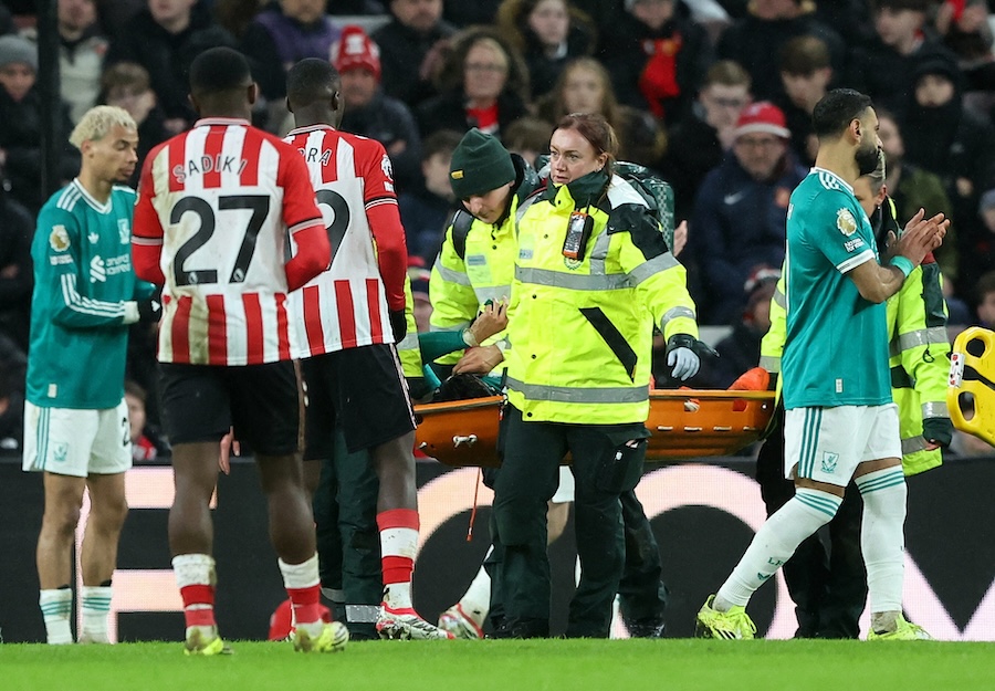 担架に乗せられた遠藤航【写真：ロイター/アフロ】