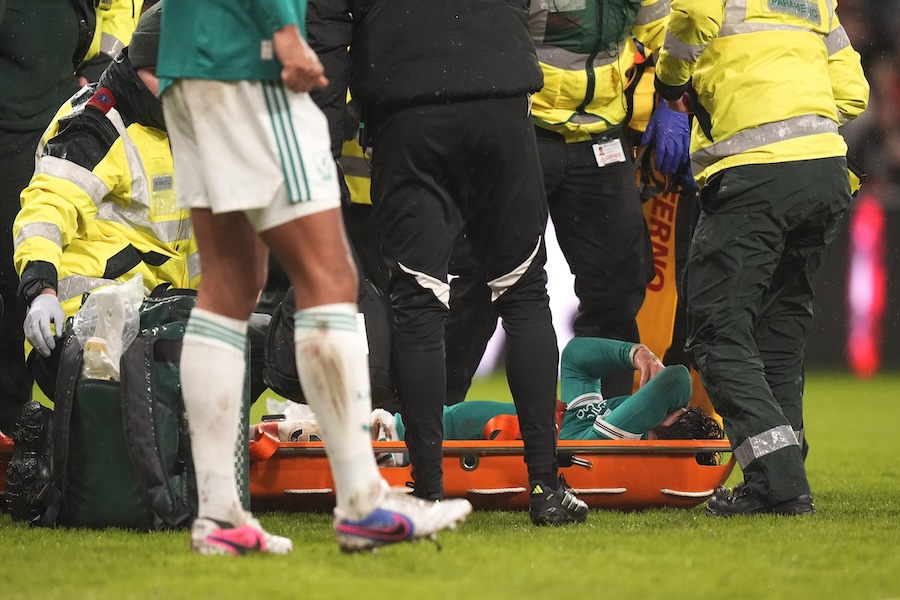 担架に乗せられた遠藤航【写真：PA Images/アフロ】