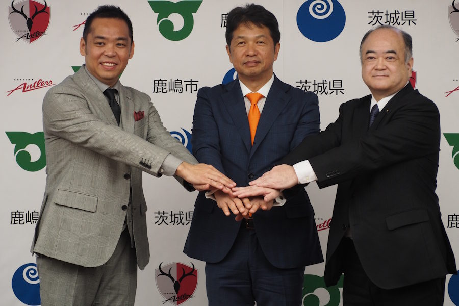 左から鹿島・小泉社長、茨城県・大井川知事、鹿嶋市・田口市長【写真：FOOTBALL ZONE編集部】
