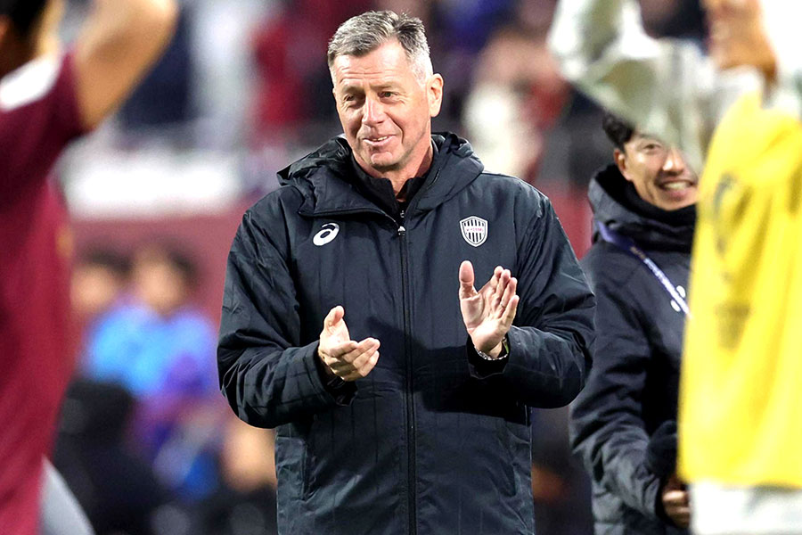 笑顔を見せたミヒャエル・スキッベ監督【写真：スポーツ報知/アフロ】