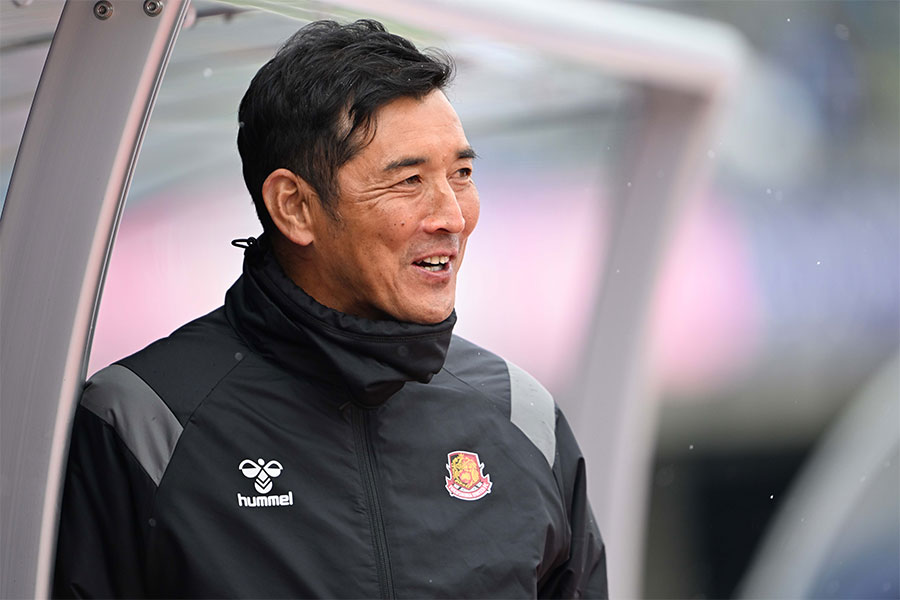 福島の田周平監督がカズの起用法について話した【写真：徳原隆元】