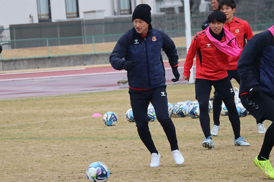15日の福島ダービーに向けて千葉・成田市内で練習する福島FWカズ【写真：荻島弘一】