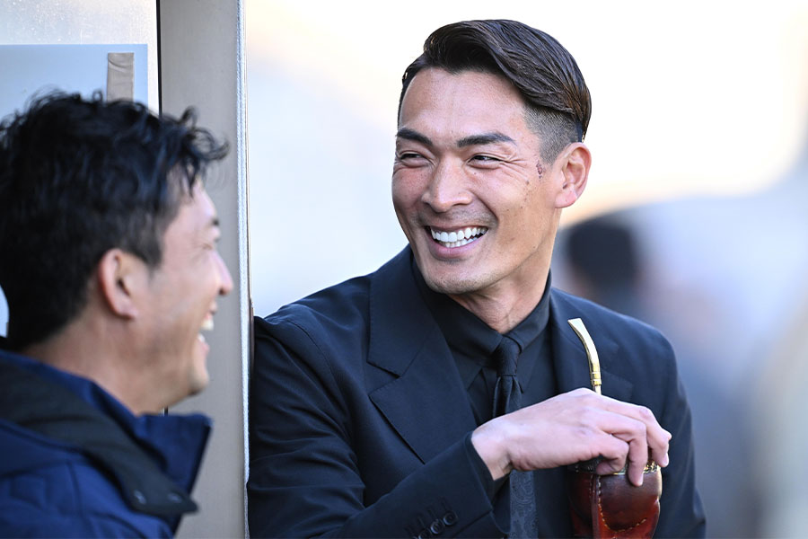 マテ茶を持つ藤枝・槙野智章監督【写真:徳原隆元】